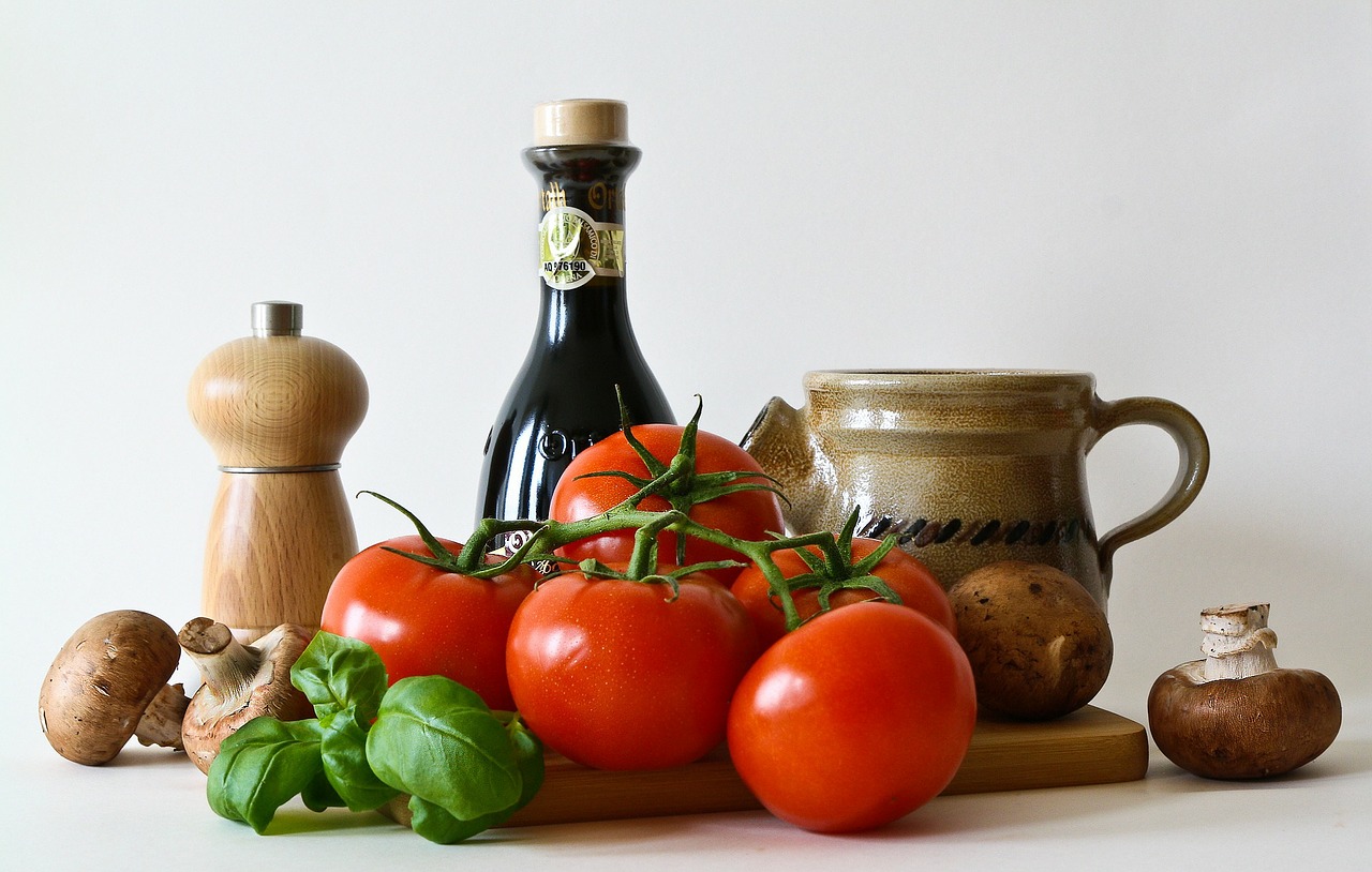 Bellissima immagine con gli ingredienti della dieta mediterranea.Olio, pomodori, basilico e funghi