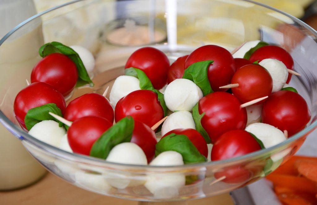 Foto di un tipico piatto della dieta mediterranea. Pomodoro, Mozzarella e basilico. 