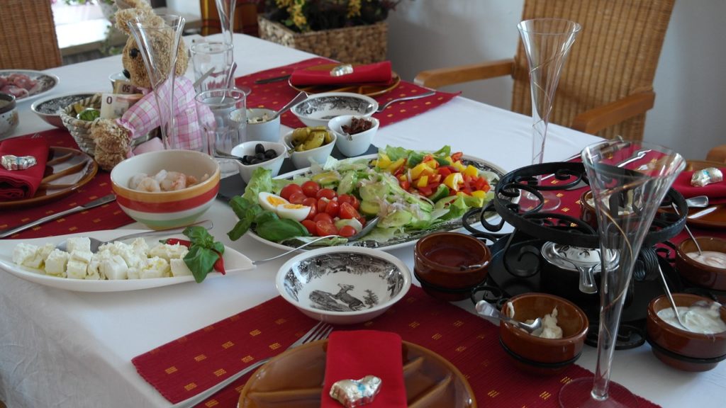 Nella Dieta Mediterranea è importante che il pranzo abbia ingredienti sani come pomodori insalata e uova.