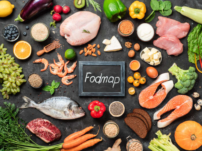 Immagine in cui si vedono dall'alto tanti alimenti per la dieta fodmap, tra cui il pesce, la carne e le verdure.