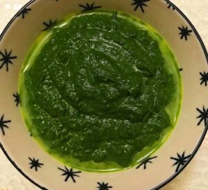 Salsa verde di spinaci bolliti e insaporiti con cipolla, coriandolo, pepe ed origano.