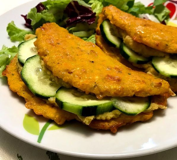 Foto della Ricetta dei tacos di carote con humus di ceci, presentati con un ripieno di cetrioli e impiattati con della insalata, ideali per una cena vegetariana e per i bimbi che non amano le verdure