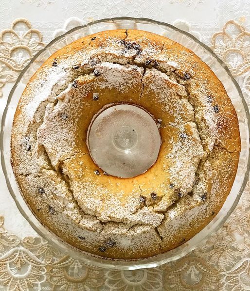 Foto della Ricetta della Torta di Banane, condita con Gocce di Cioccolato e impiattata con una spolverata di zucchero a velo