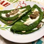 Foto della Ricetta delle Crepes Verdi, con impasto agli Spinaci e condite con un velo di Besciamella Light, Funghi e Pinoli