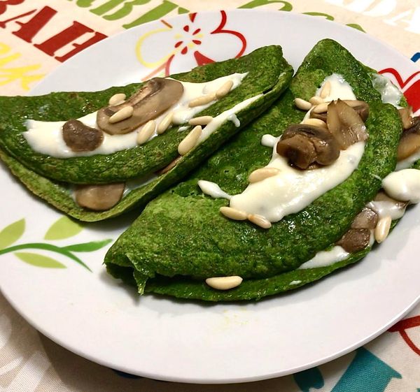 Foto della Ricetta delle Crepes Verdi, con impasto agli Spinaci e condite con un velo di Besciamella Light, Funghi e Pinoli