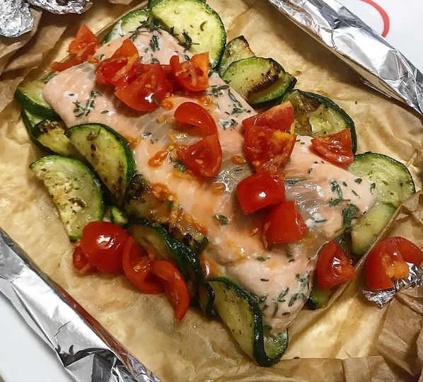 Foto della Ricetta del Salmone Selvaggio al Cartoccio, servito su un letto di Pomodori e Zucchine