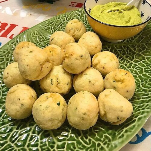 Foto della Ricetta delle Polpette di Merluzzo, impiattate insieme a una ciotolina di cremosa salsa all avocado