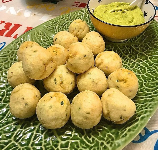 Foto della Ricetta delle Polpette di Merluzzo, impiattate insieme a una ciotolina di cremosa salsa all avocado