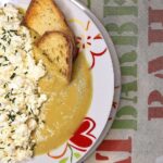 Foto della Ricetta della Purea di Fave Light, guarnita con Feta Erba Cipollina e Crostini di Pane Croccante