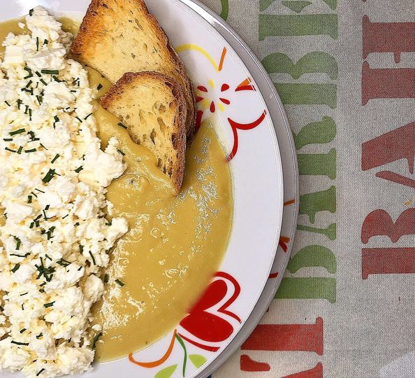 Foto della Ricetta della Purea di Fave Light, guarnita con Feta Erba Cipollina e Crostini di Pane Croccante