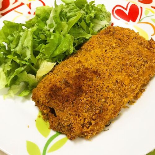 Foto della Ricetta del Filetto di Salmone in Crosta Croccante di Pane e Mais, impiattato con della Insalata Cruda