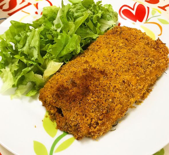 Foto della Ricetta del Filetto di Salmone in Crosta Croccante di Pane e Mais, impiattato con della Insalata Cruda