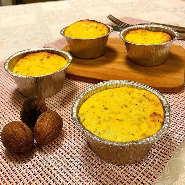 Foto della Ricetta degli Sformatini di Ricotta e Zafferano, insaporiti con Granella di Noci e serviti su piccoli stampi di alluminio