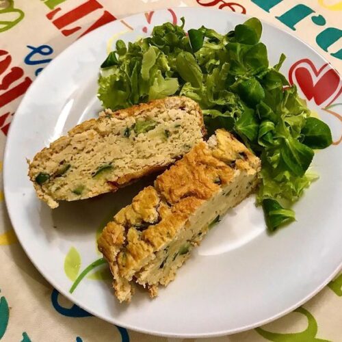 Foto della Ricetta Vegetariana dello Sformato di Fagioli Cannellini e Zucchine, impiattato con della insalata cruda