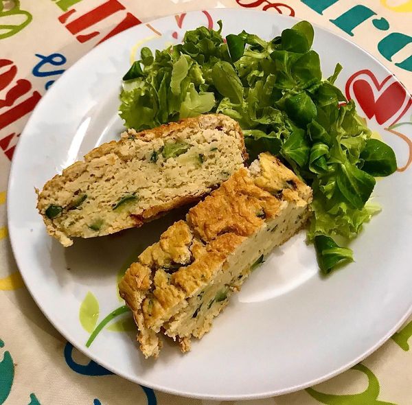 Foto della Ricetta Vegetariana dello Sformato di Fagioli Cannellini e Zucchine, impiattato con della insalata cruda