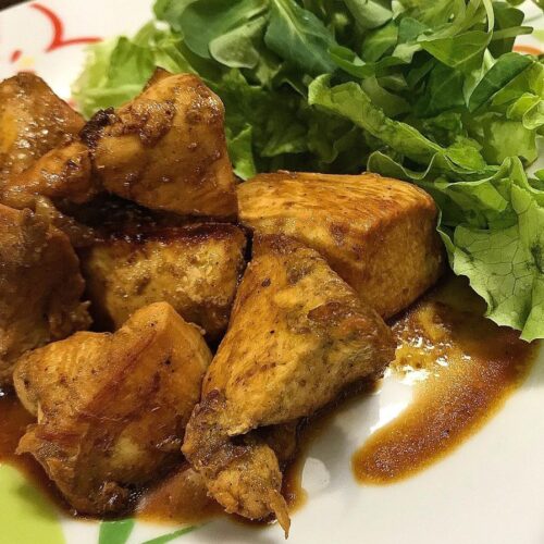 Foto della Ricetta dei Bocconcini di Pollo marinati nella Salsa di Soia e Zenzero, con aggiunta di Curry e impiattati con della insalata