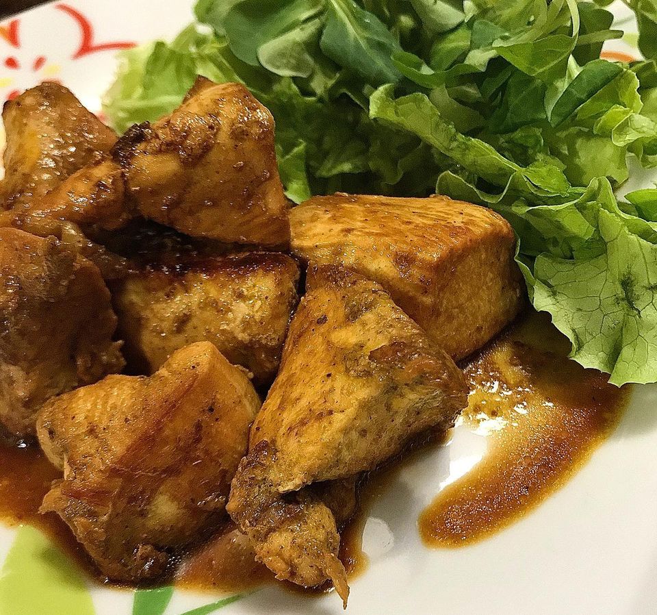 Foto della Ricetta dei Bocconcini di Pollo marinati nella Salsa di Soia e Zenzero, con aggiunta di Curry e impiattati con della insalata