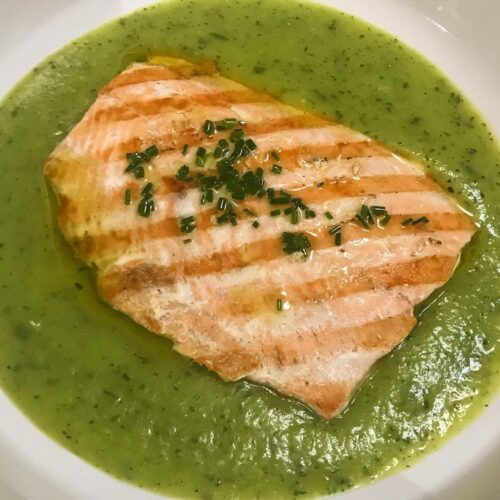 Foto della Ricetta del Filetto di Salmone in Crema di Zucchine, condito con della erba cipollina