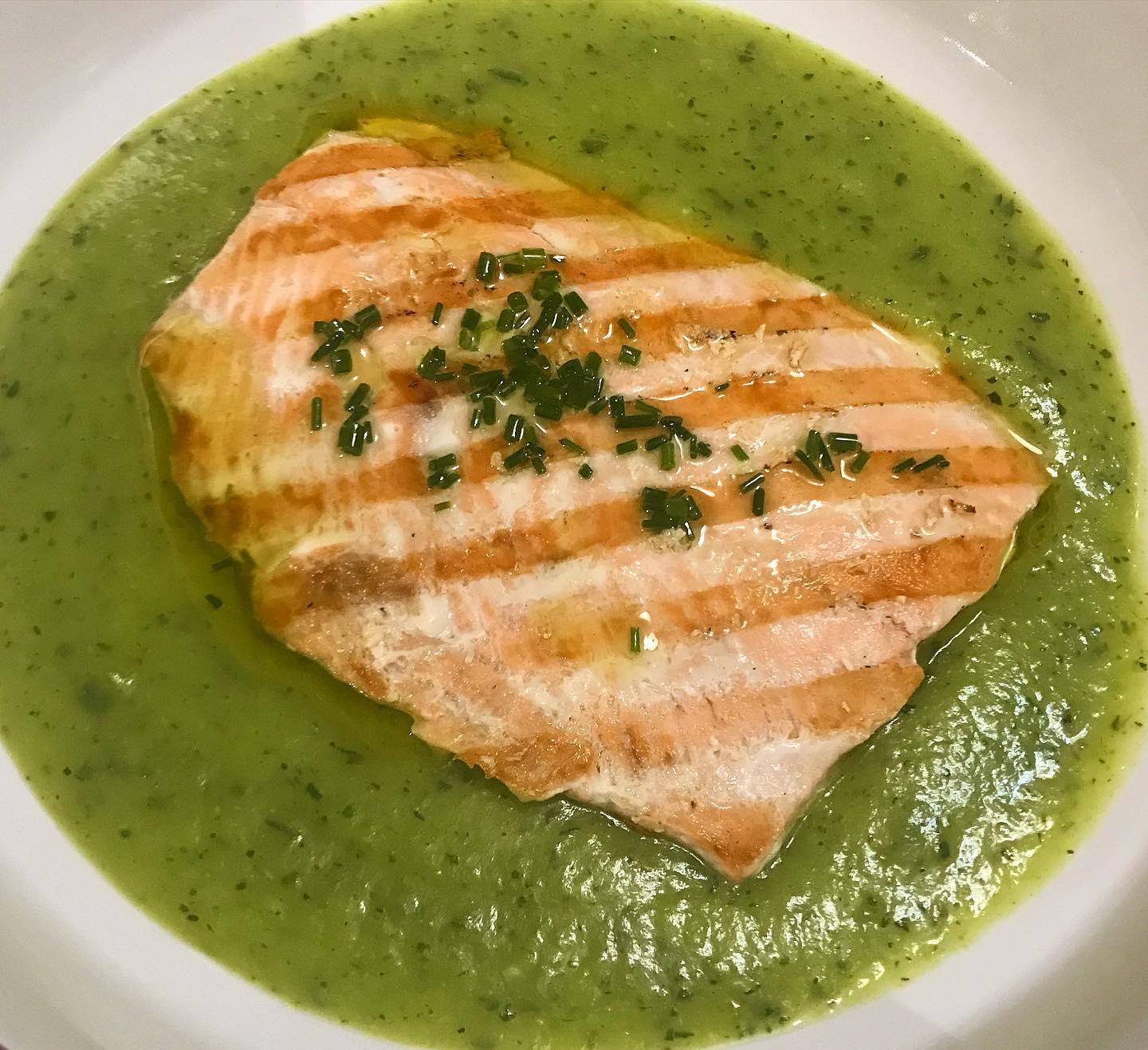 Foto della Ricetta del Filetto di Salmone in Crema di Zucchine, condito con della erba cipollina