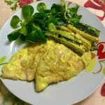 Foto della Ricetta del Petto di Pollo con Salsa di Ricotta al Curry, impiattato con delle Zucchine a listarelle e della Rucola