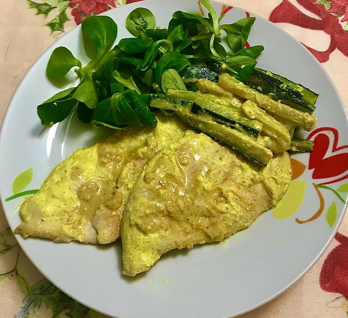 Foto della Ricetta del Petto di Pollo con Salsa di Ricotta al Curry, impiattato con delle Zucchine a listarelle e della Rucola