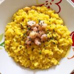 Foto della Ricetta del Risotto allo Zafferano con Gamberetti, guarnito con Erba Cipollina