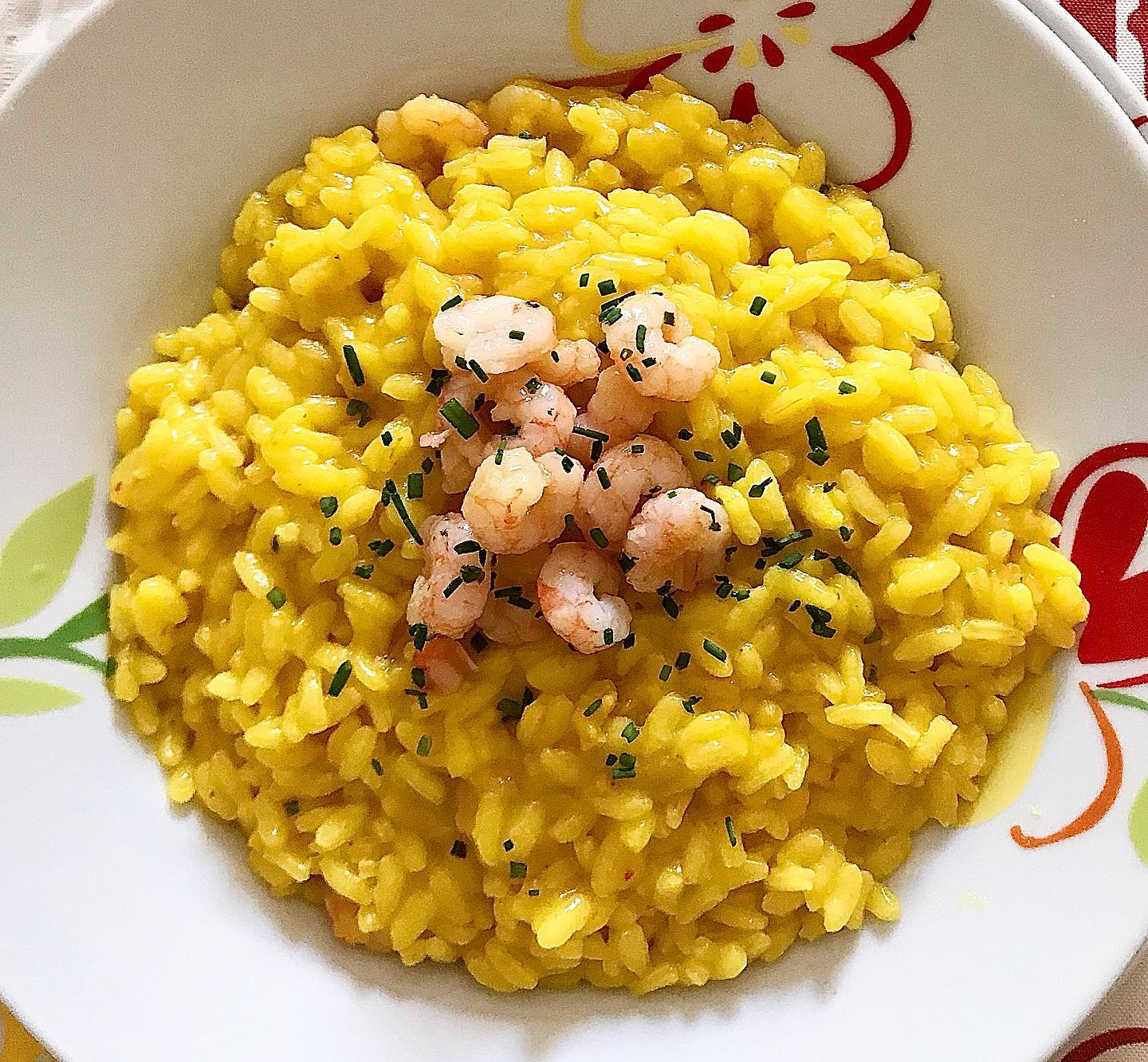 Foto della Ricetta del Risotto allo Zafferano con Gamberetti, guarnito con Erba Cipollina