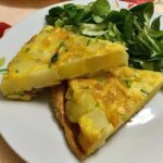 Foto della Ricetta della Tortilla di Patate light, impiattata con della Rucola