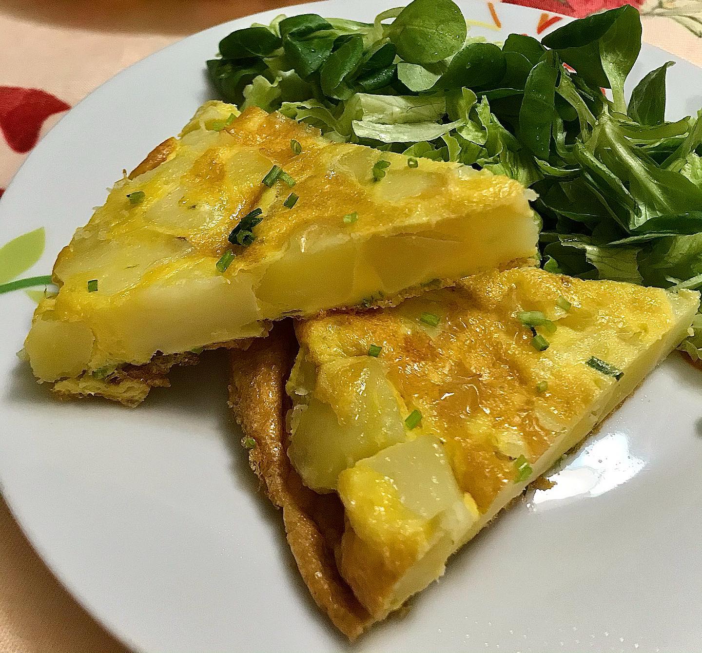 Foto della Ricetta della Tortilla di Patate light, impiattata con della Rucola