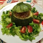 Foto della Ricetta delle Zucchine Ripiene di Tonno, condite con Alici sott'olio e impiattate con pomodorini freschi e insalata