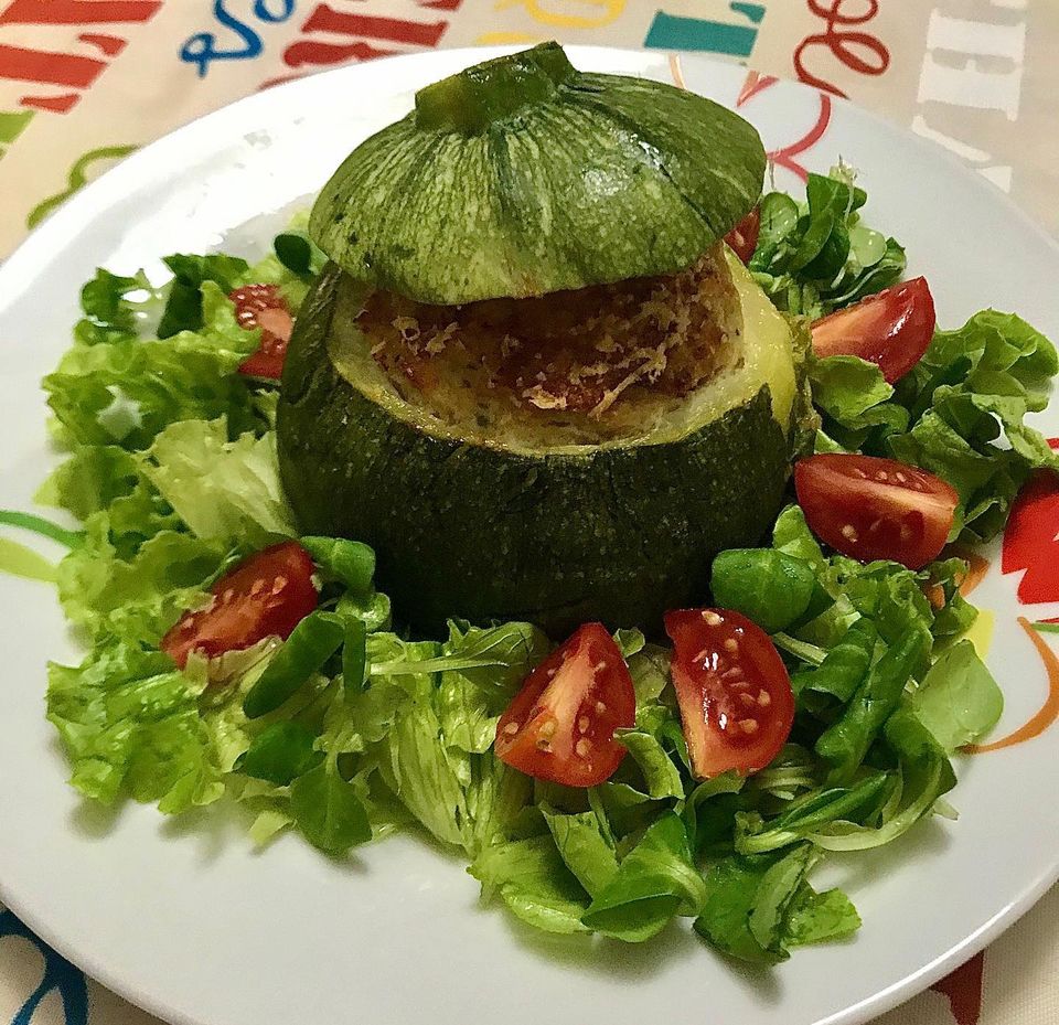 Foto della Ricetta delle Zucchine Ripiene di Tonno, condite con Alici sott'olio e impiattate con pomodorini freschi e insalata