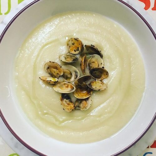 Foto della Ricetta della Crema di Cavolfiore con Vongole, insaporita con Prezzemolo e Erba Cipollina