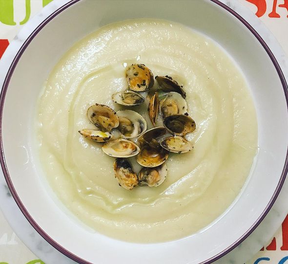 Foto della Ricetta della Crema di Cavolfiore con Vongole, insaporita con Prezzemolo e Erba Cipollina