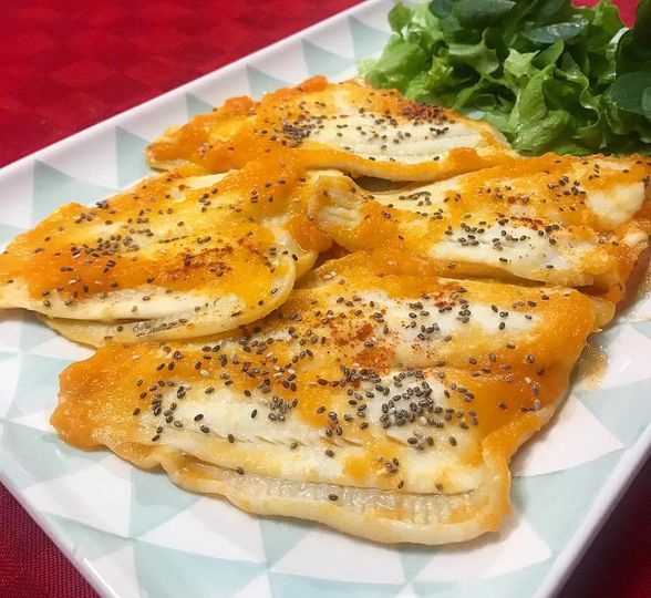 Foto della Ricetta dei Filetti di Platessa in Salsa di Carote, conditi con una Spolverata di Semi di Chia e Paprika Dolce e impiattati con della Insalata Cruda