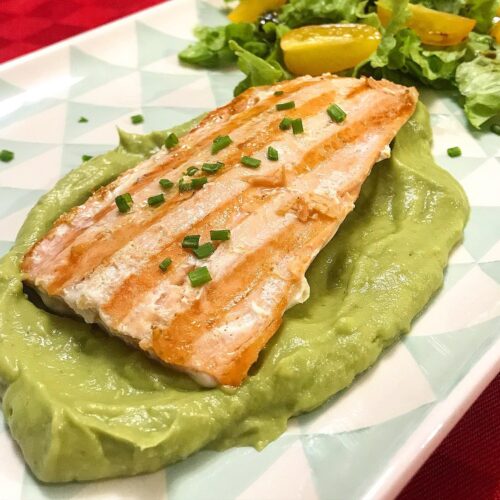 Foto della Ricetta del Filetto di Salmone al Limone con Salsa di Avocado, insaporito con erba cipollina e impiattato con pomodori e insalata cruda