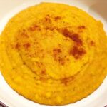 Foto della Ricetta della Polenta con Lenticchie, guarnita con una Spolverata di Paprika e Erba Cipollina