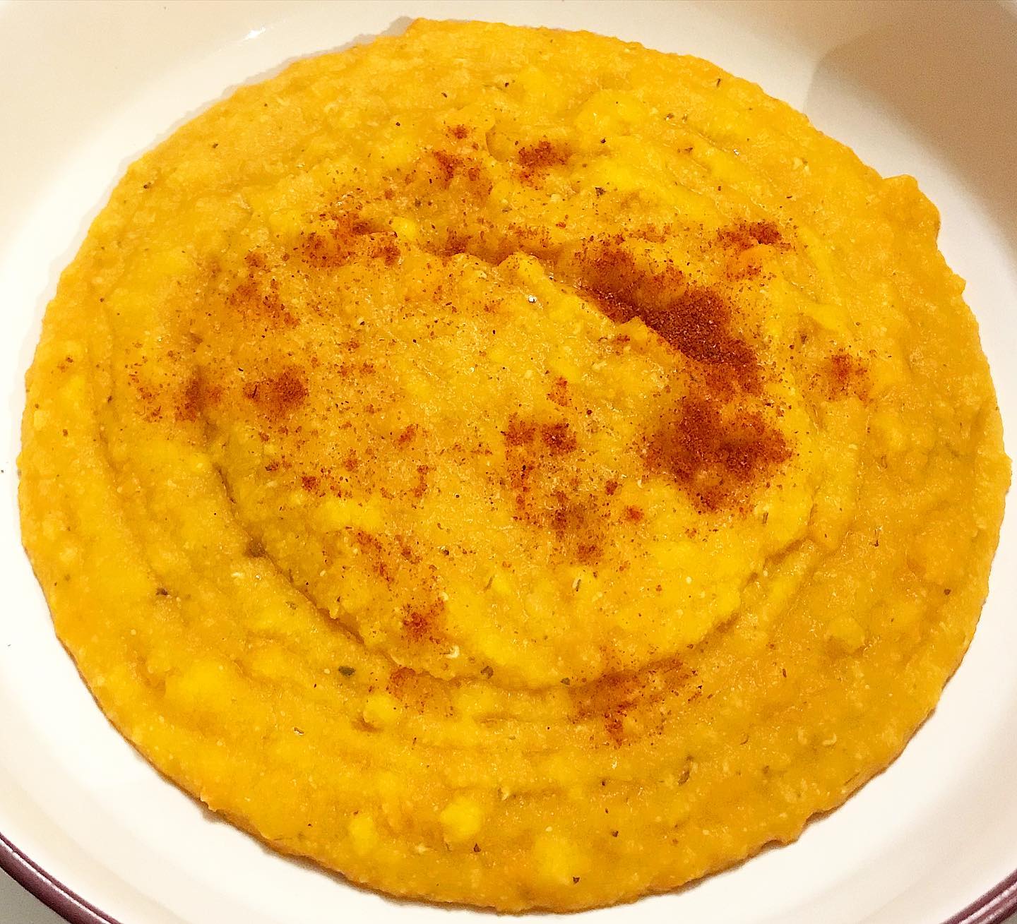 Foto della Ricetta della Polenta con Lenticchie, guarnita con una Spolverata di Paprika e Erba Cipollina