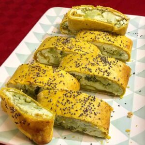 Foto della Ricetta dello Strudel Salato ripieno di Ricotta di Capra e Broccoli, guarnito con poco Olio e una manciata di Semi di Chia