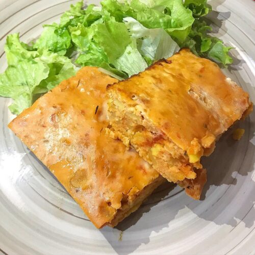 Foto della Ricetta del Tortino Proteico alle Fave condito con Erba Cipollina, Timo, Coriandolo e impiattato con della insalata cruda