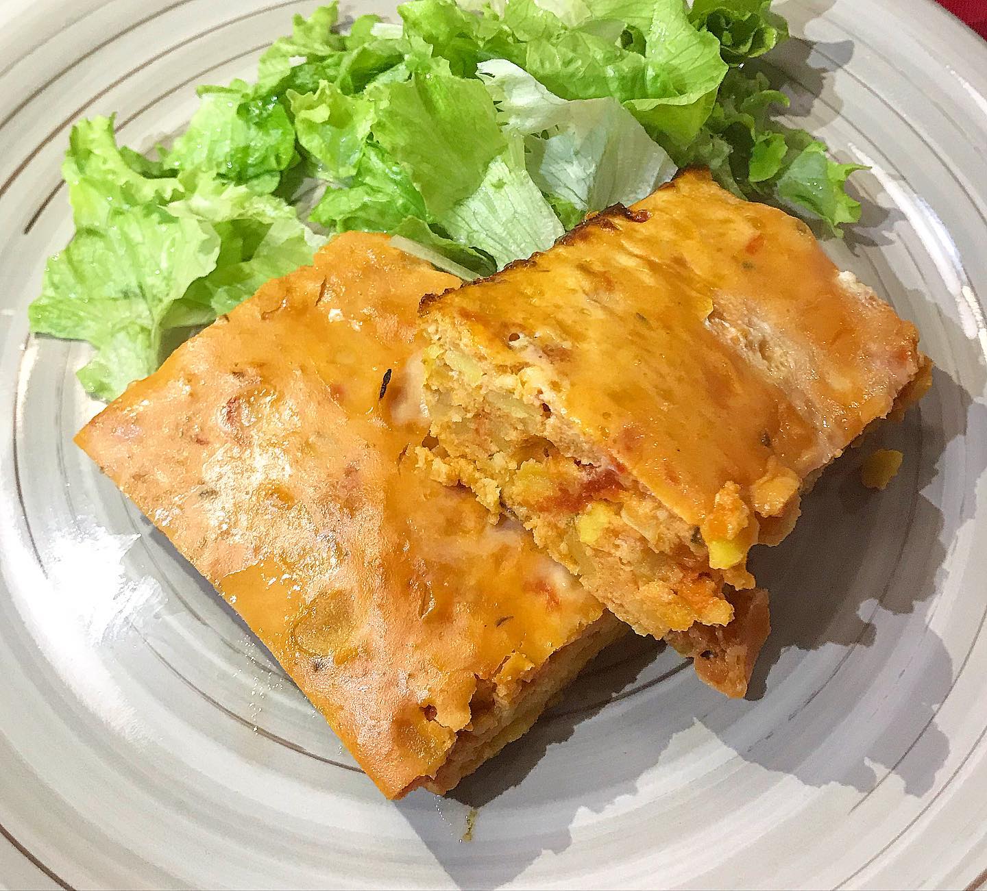 Foto della Ricetta del Tortino Proteico alle Fave condito con Erba Cipollina, Timo, Coriandolo e impiattato con della insalata cruda