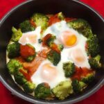 Foto della Ricetta delle Uova al Forno con Broccoli e Pomodoro, insaporite con un pizzico di Origano