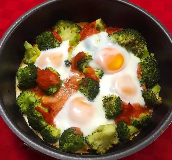 Foto della Ricetta delle Uova al Forno con Broccoli e Pomodoro, insaporite con un pizzico di Origano