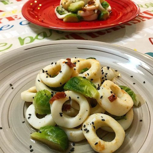 Foto della ricetta degli Anelli di totano con cavoletti di Bruxelles al limone con semi di sesamo nero.