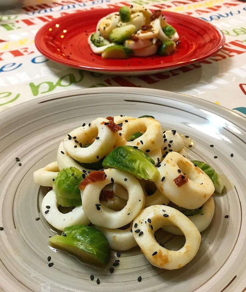 Foto della ricetta degli Anelli di totano con cavoletti di Bruxelles al limone con semi di sesamo nero.