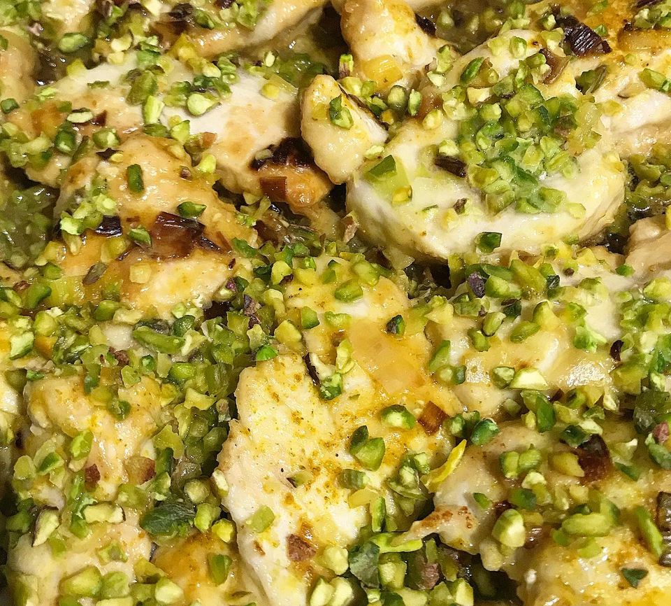 Foto della ricetta dei Bocconcini di pollo in granella di Pistacchi con porro, vino bianco ed erbe miste tritate