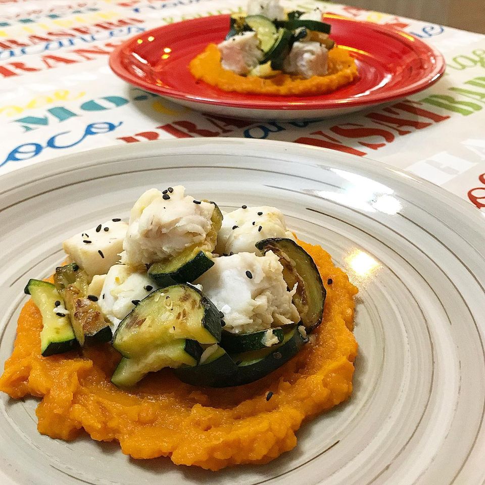 Foto della ricetta dei Cuori di Merluzzo con zucchine su crema di Batata con semi di sesamo nero.