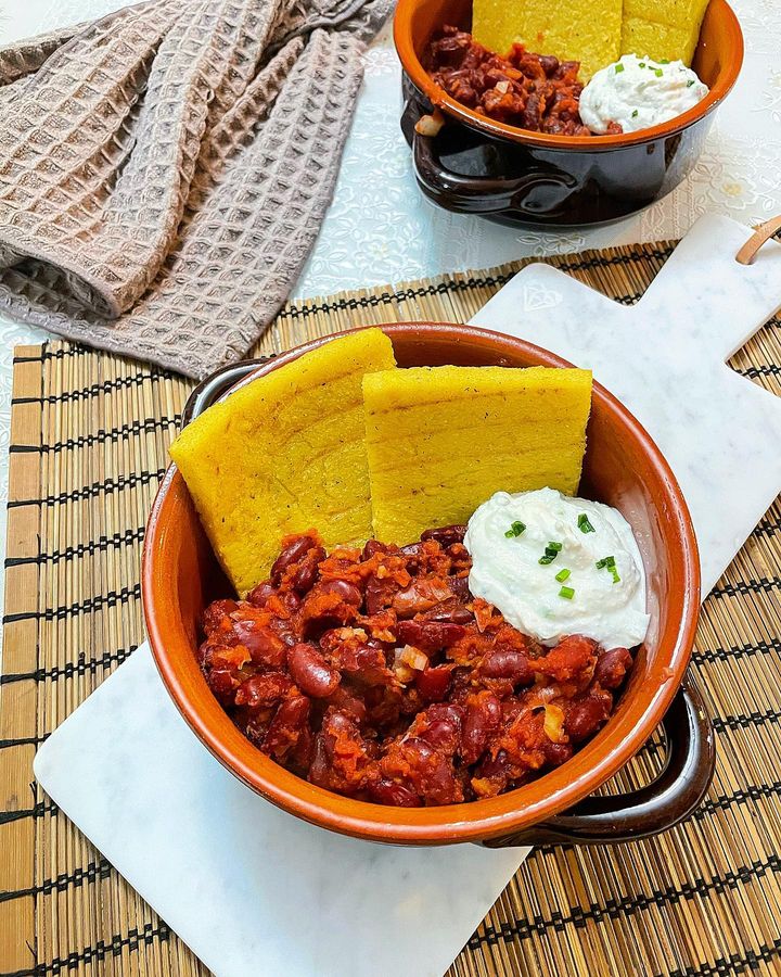 Foto della ricetta dei fagioli rossi con ponlenta e salsa caprina, con salsa di pomodoro, cipolla rossa di tropea, alloro, coriandolo e zenzero.