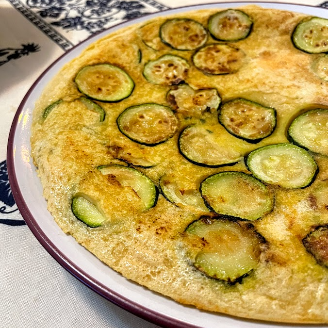 Foto della ricetta della Fafrittata con zucchine, farina di ceci, erba cipollina, curcuma e olio extravergine di oliva.