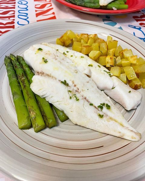 Foto della ricetta dei Filetti di Nasello accompagnati da patate e asparagi, con erba cipollina, rosmarino, succo di limone e olio extravergine di oliva