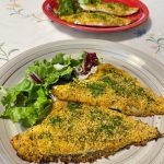 Foto della ricetta dei Filetti di Orata con panatura di alloro, basilico, erba cipollina, aneto e ginepro, con alga nori e paprika.